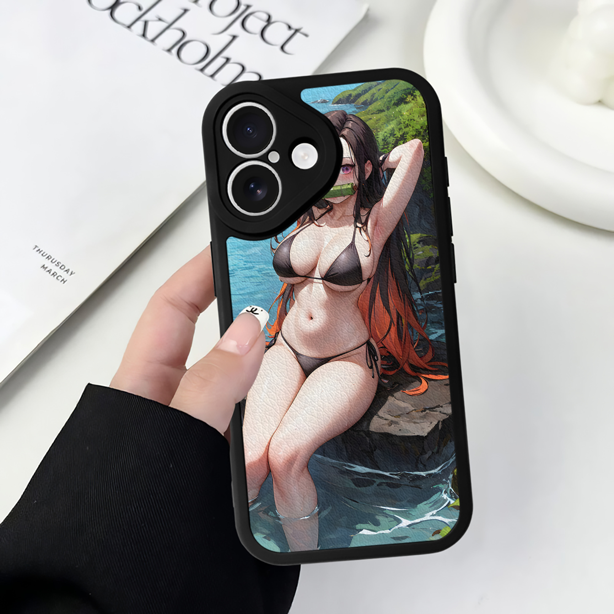 （画像用） 鬼滅の刃（きめつのやいば）竈門 禰󠄀豆子／かまど ねずこ Kamado Nezuko 【iPhone 16シリーズ対応】シリコンスマホケース（レザー調） 材質：シリコン